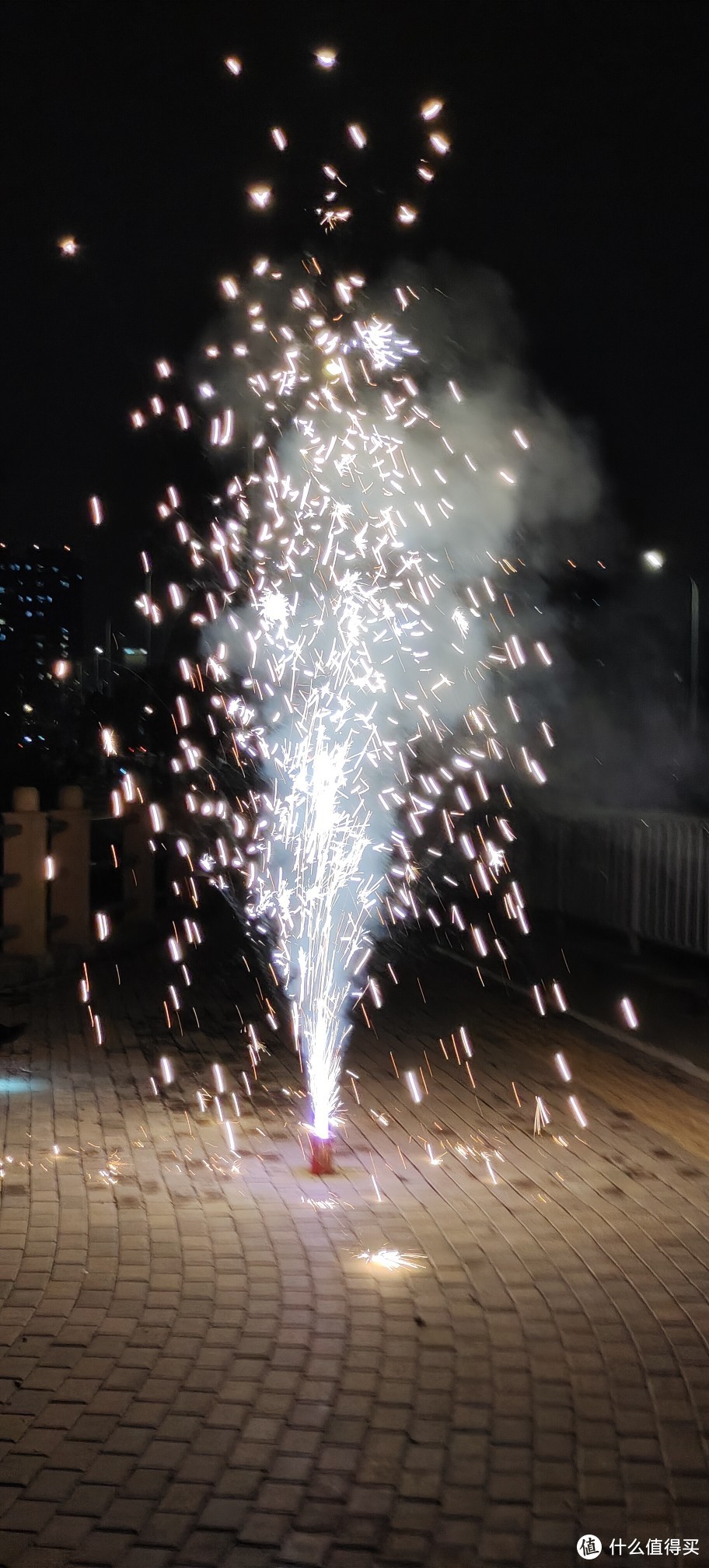 在徐汇区来放烟花/春节除夕中秋节在路边放烟花经历体验/上海放烟花的