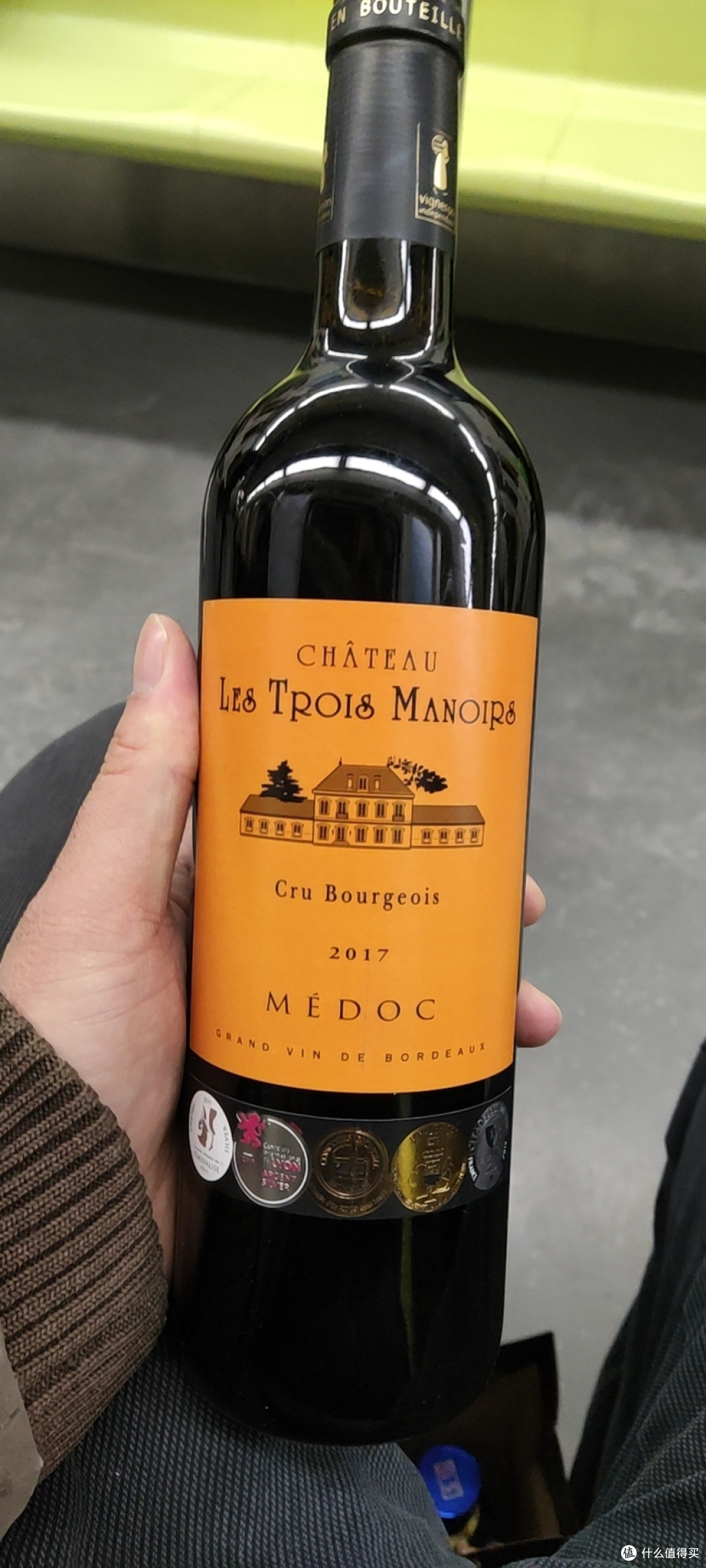 这款三堡酒庄是最便宜的中级庄, 猫超活动的时候到手三瓶,不到百元