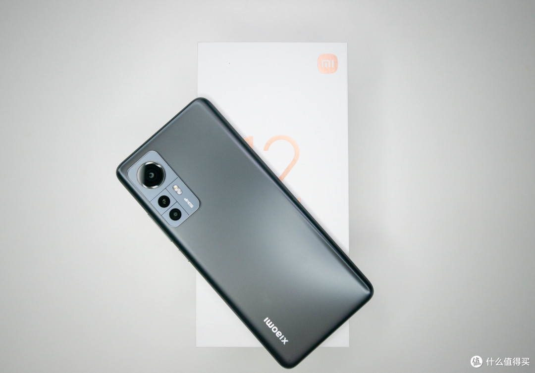 这一代小米12外观上最大的变化就是在宽度上面, 调整为69.