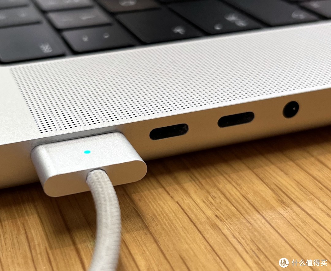 看到子公司的前台小姐姐换新电脑后我居然眼馋了：MacBook Pro 16英寸M1 Pro 16GB+512GB款，福利真是好！