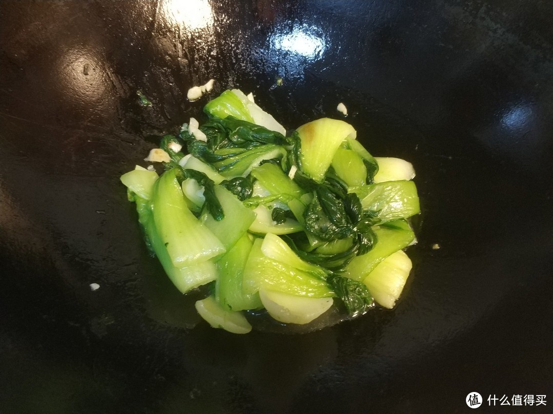 无论炒什么青菜，直接下锅炒是大错特错，多加两步，翠绿不发黑