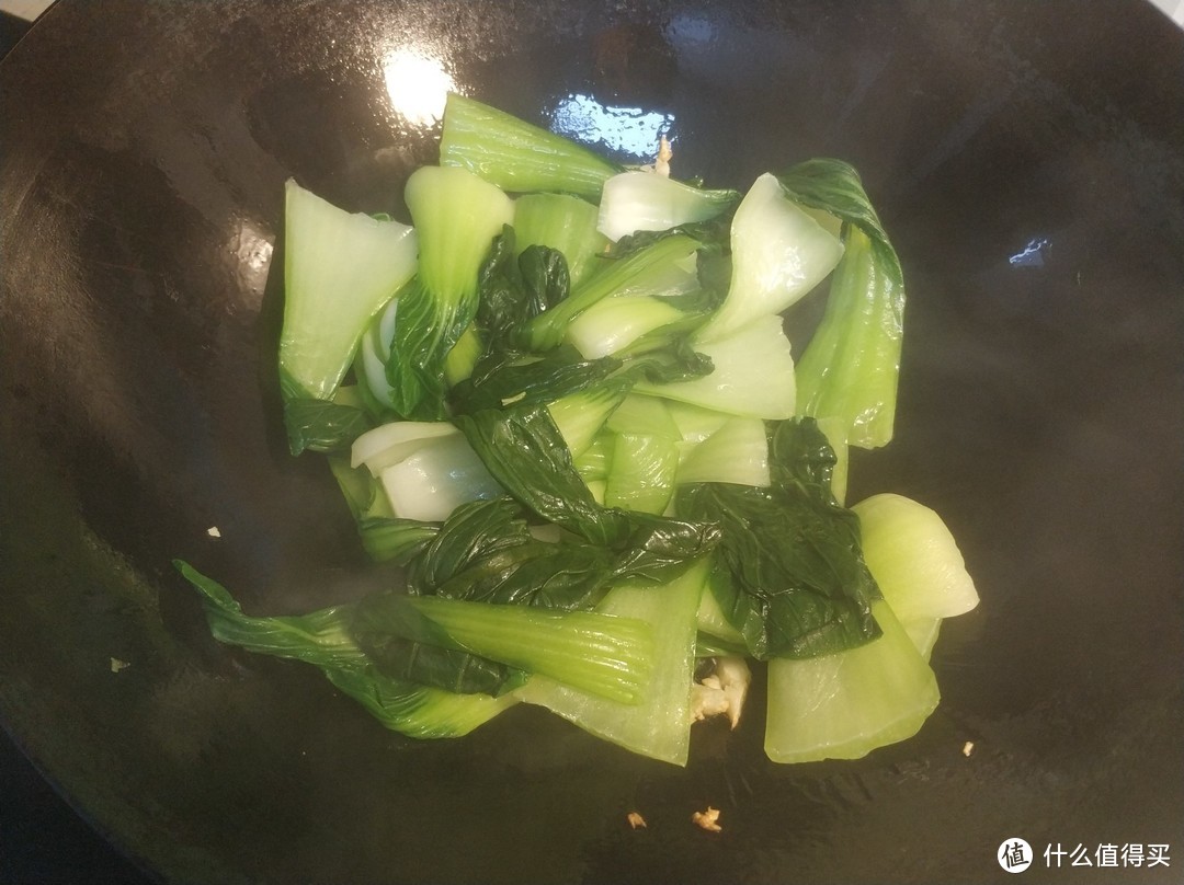 无论炒什么青菜，直接下锅炒是大错特错，多加两步，翠绿不发黑