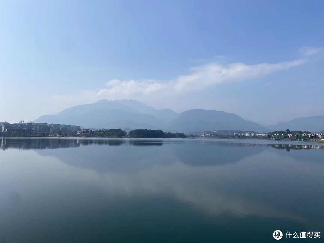 在峨秀湖遥望峨眉山