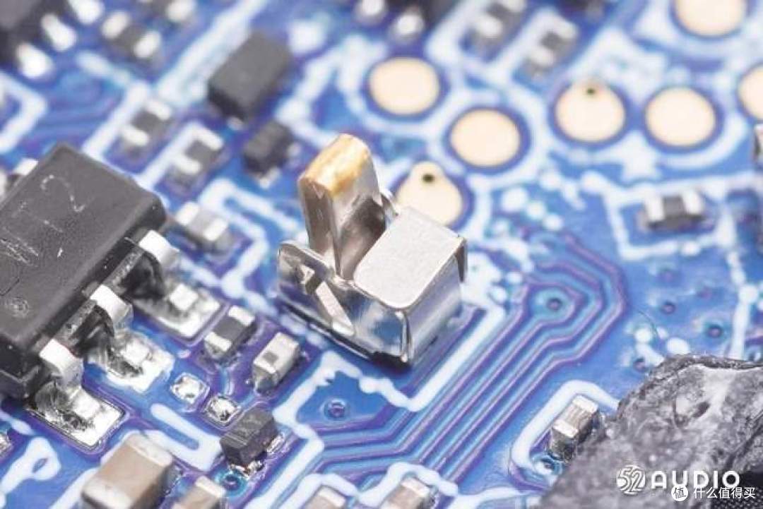 外观小巧佩戴轻盈realmebudsq2真无线耳机拆解