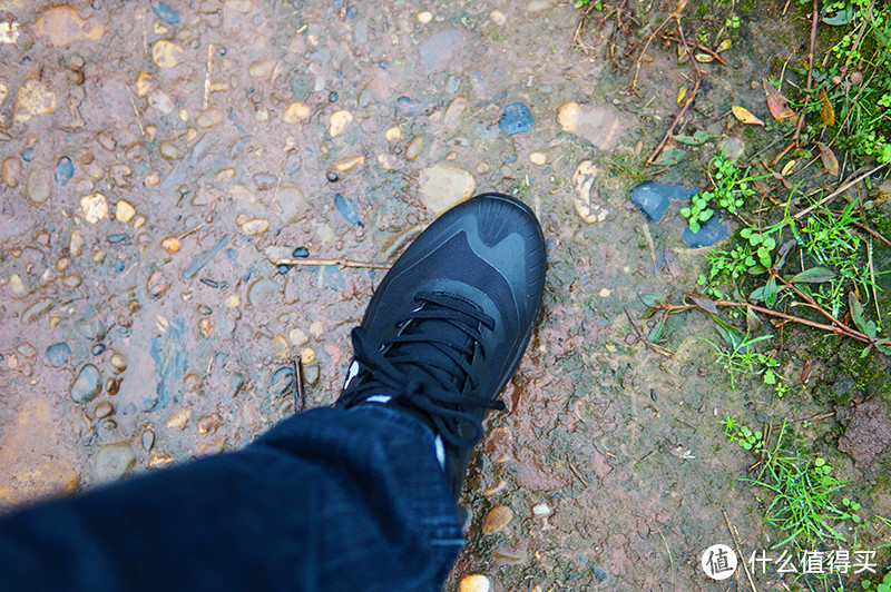 舒适透气，全地形适用：斯立德一体成型多功能徒步鞋体验