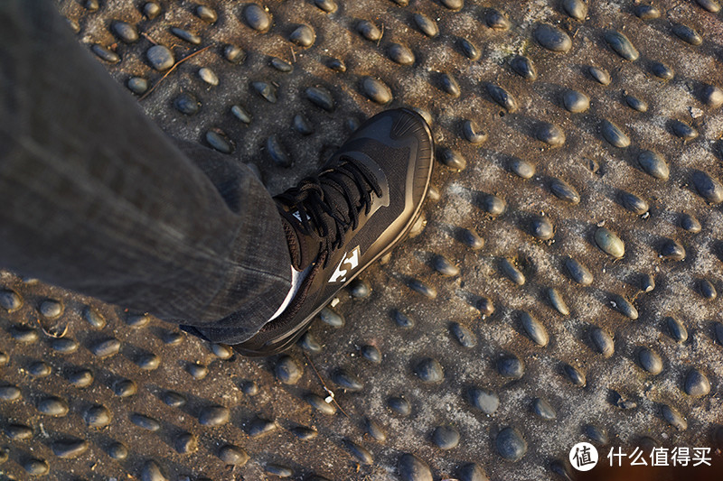 舒适透气，全地形适用：斯立德一体成型多功能徒步鞋体验