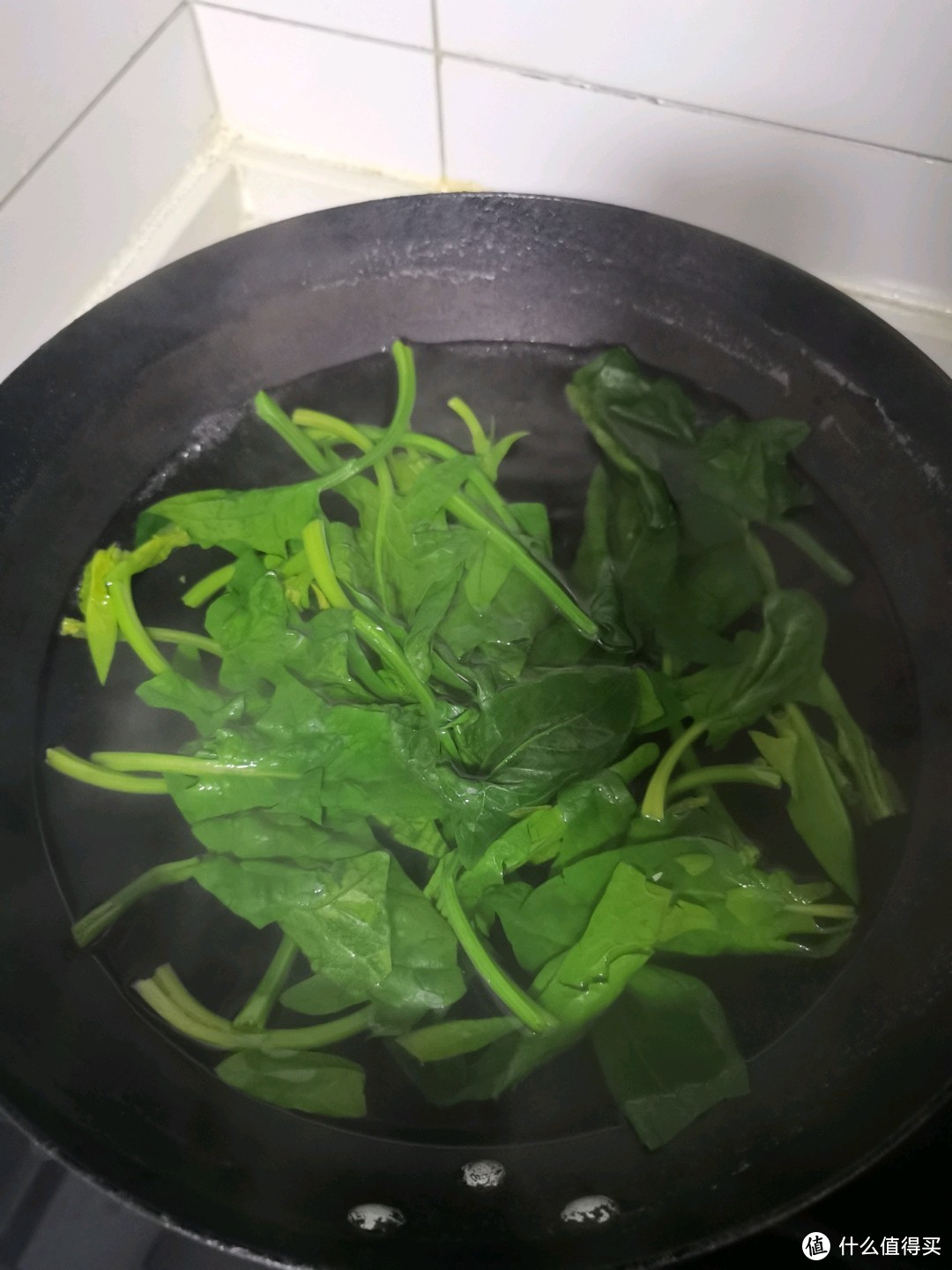 菠菜焯水变色捞出，浅绿色变成深绿色
