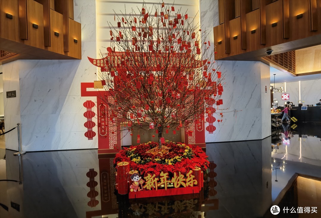 临近新年，这是酒店挂满红包的摇钱树