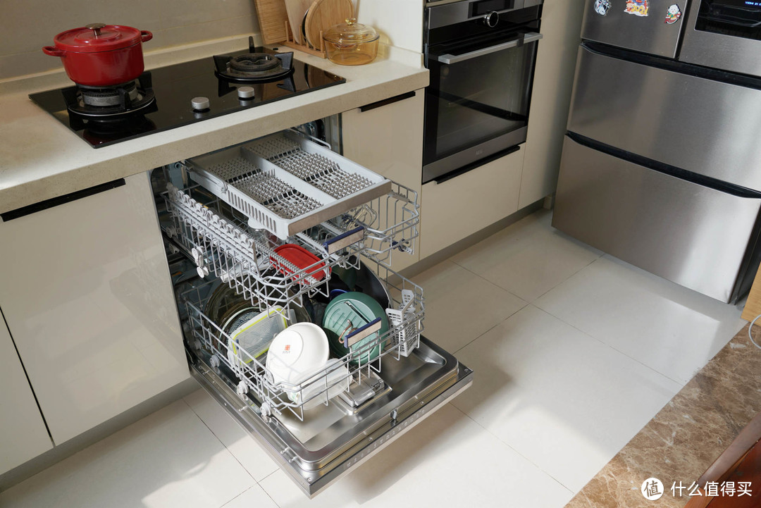 如何在装修期间设计洗碗机柜大小通吃？哪种洗碗机颜值高、功能强？本篇给你答案