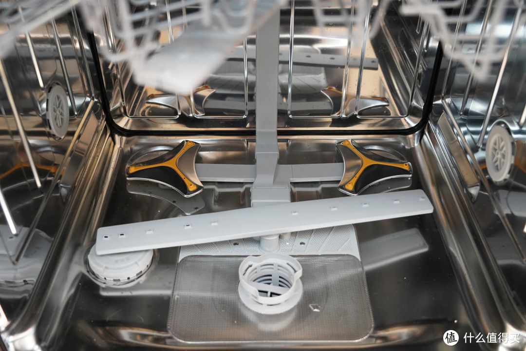 如何在装修期间设计洗碗机柜大小通吃？哪种洗碗机颜值高、功能强？本篇给你答案