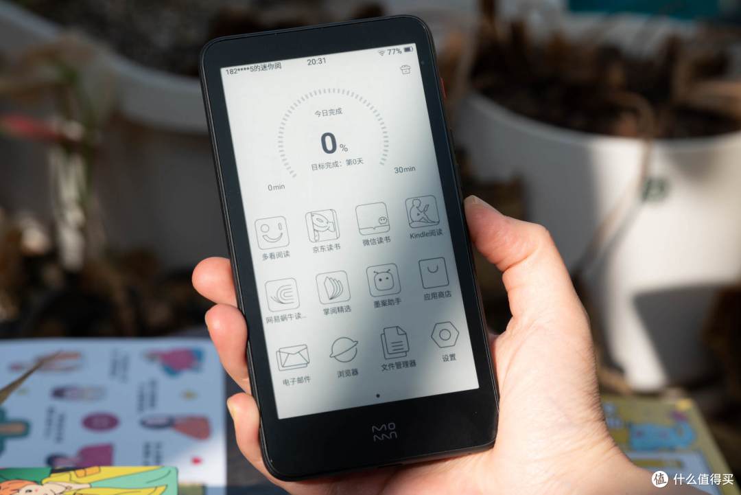 墨案迷你阅inkpalim5拿在手里仅仅一握,相信很多女孩子瘦小的手掌也