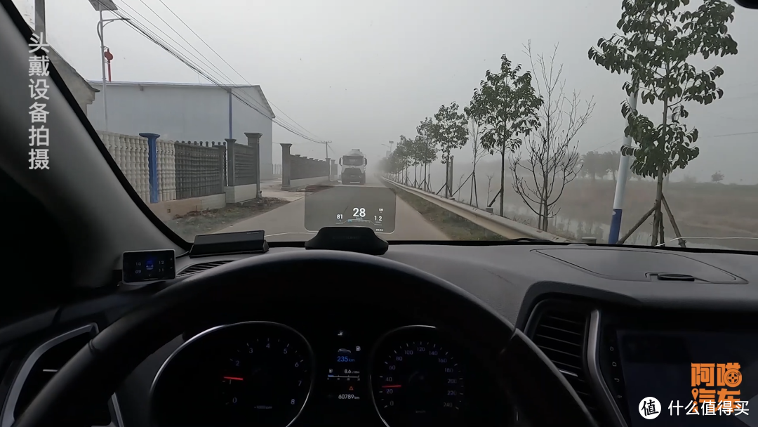 大雾天开车出门，发现很多司机都开错了，你是不是也这样开的？
