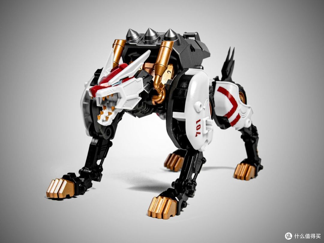 基利变成白狼后比例很漂亮,狼头下颚可动,在原有机械感的基础上也有