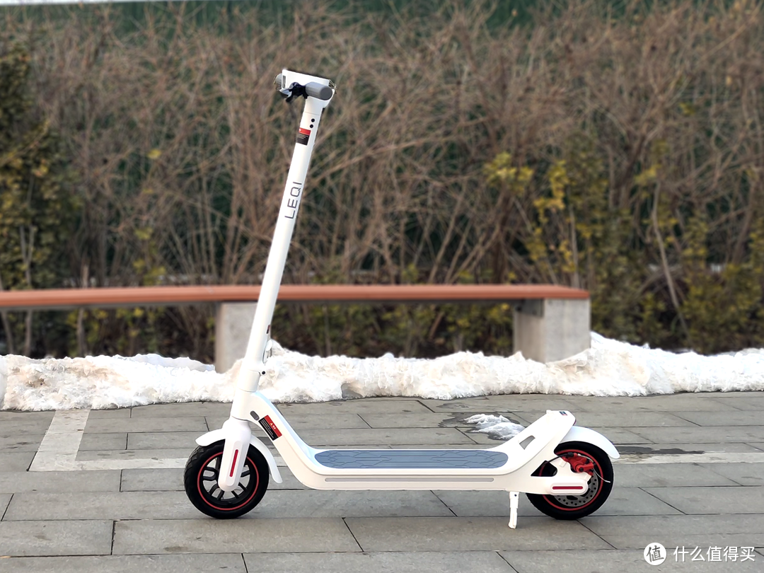 小巧便携的华为智选乐骑电动滑板车，解决最后一公里的通勤问题