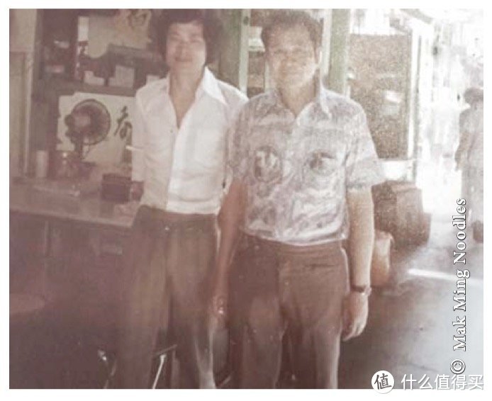 香港中环机利文街的麦奀及其儿子麦志明，摄於二十世纪七十年代初