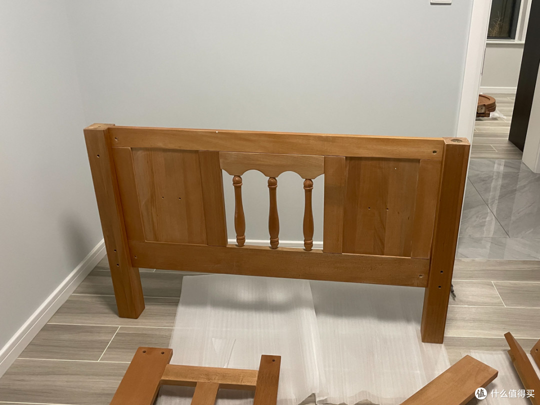 首先组装床头