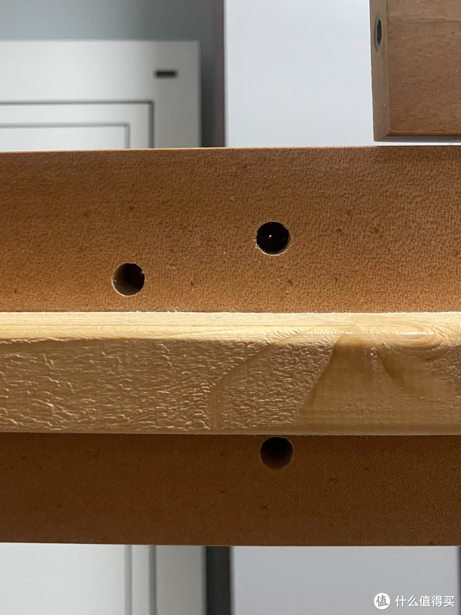 上床床架板的楼梯螺丝孔是预留的盲孔，决定好楼梯安装哪一侧后用电钻把孔开出来，另一侧可以保持完好，美观度+1