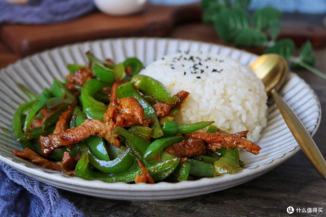 孩子点名要吃青椒肉丝盖浇饭家常做法比饭店还香一大盘全吃光