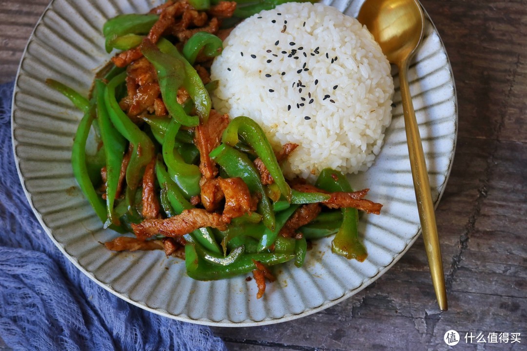 青椒炒肉盖码饭图片