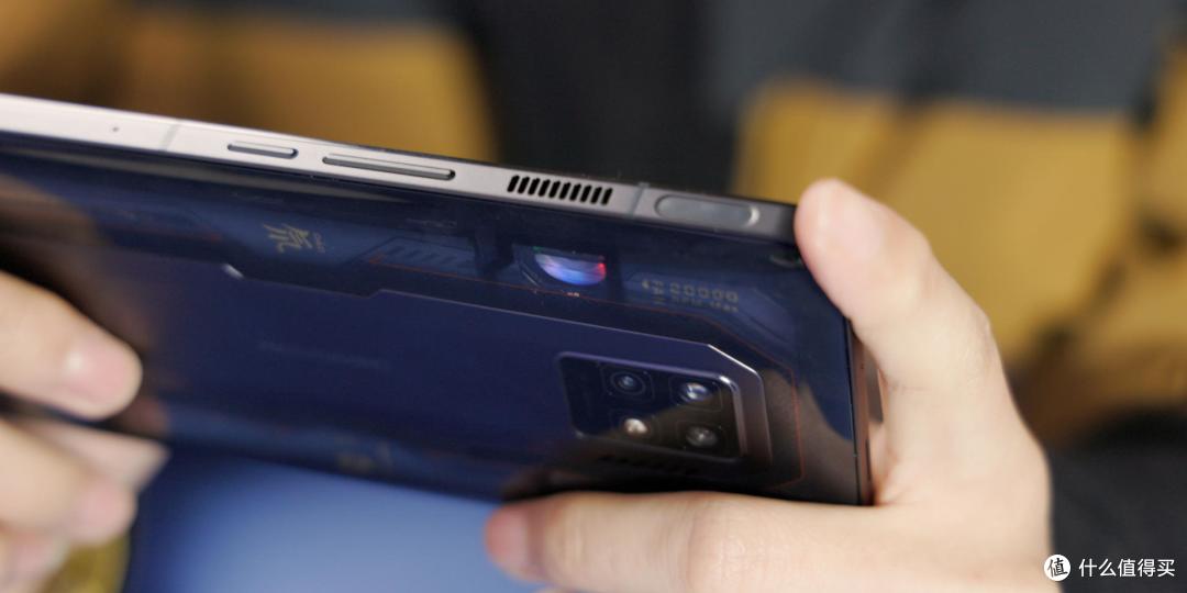 在右侧边框上则排布了不少的东西,两个触控肩键,而