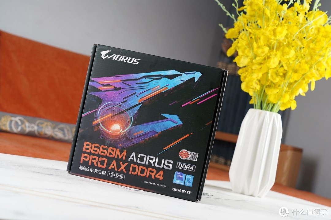 外包装方面，技嘉雪雕B660M主板沿袭了AORUS电竞风格，技嘉的雕系列也表明了其地位身份，属于中高端的主板。从外包装上也能看到支持Intel 12代酷睿处理器和B660芯片组。支持DDR4内存的标识以及享受四年全国联保的保修政策。