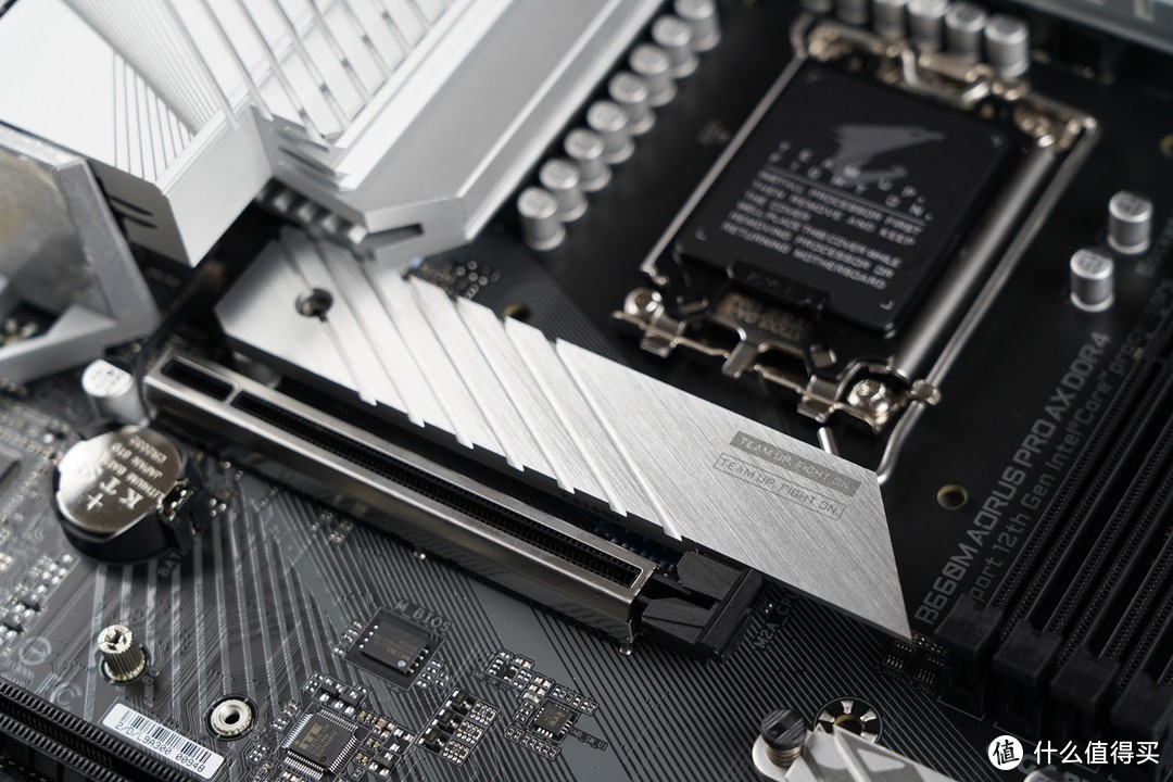 技嘉雪雕B660M主板配备了2个高速M.2插口，均支持PCIe 4.0。靠近CPU位置的M.2通道由CPU直接提供，最大支持2280规格的NVMe M.2固态硬盘的安装，并配备了银色合金散热马甲。另一个M.2通道最大支持22110规格的NVMe M.2固态硬盘固态硬盘安装，由芯片组提供支持，为PCIe 4.0模式，x4速率。不过没有自带散热装甲。