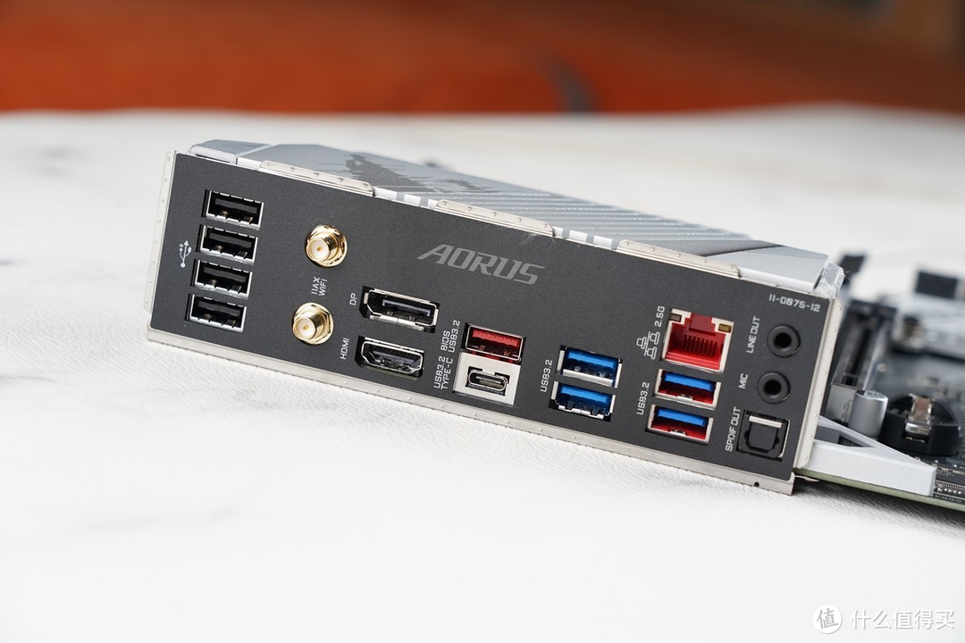 一体式的I/O挡板也是标配，主板提供了4个USB 2.0Type-A接口、WIFI天线接口（支持WiFi6）、1个DP接口、1个HDMI接口、1个USB 3.2 Gen 2 x2 Type-C接口、1个USB 3.2 Gen 2Type-A接口、4个USB 3.2 Gen 1 Type-A接口、1个支持2.5G的有线网络接口以及音频组件接口。