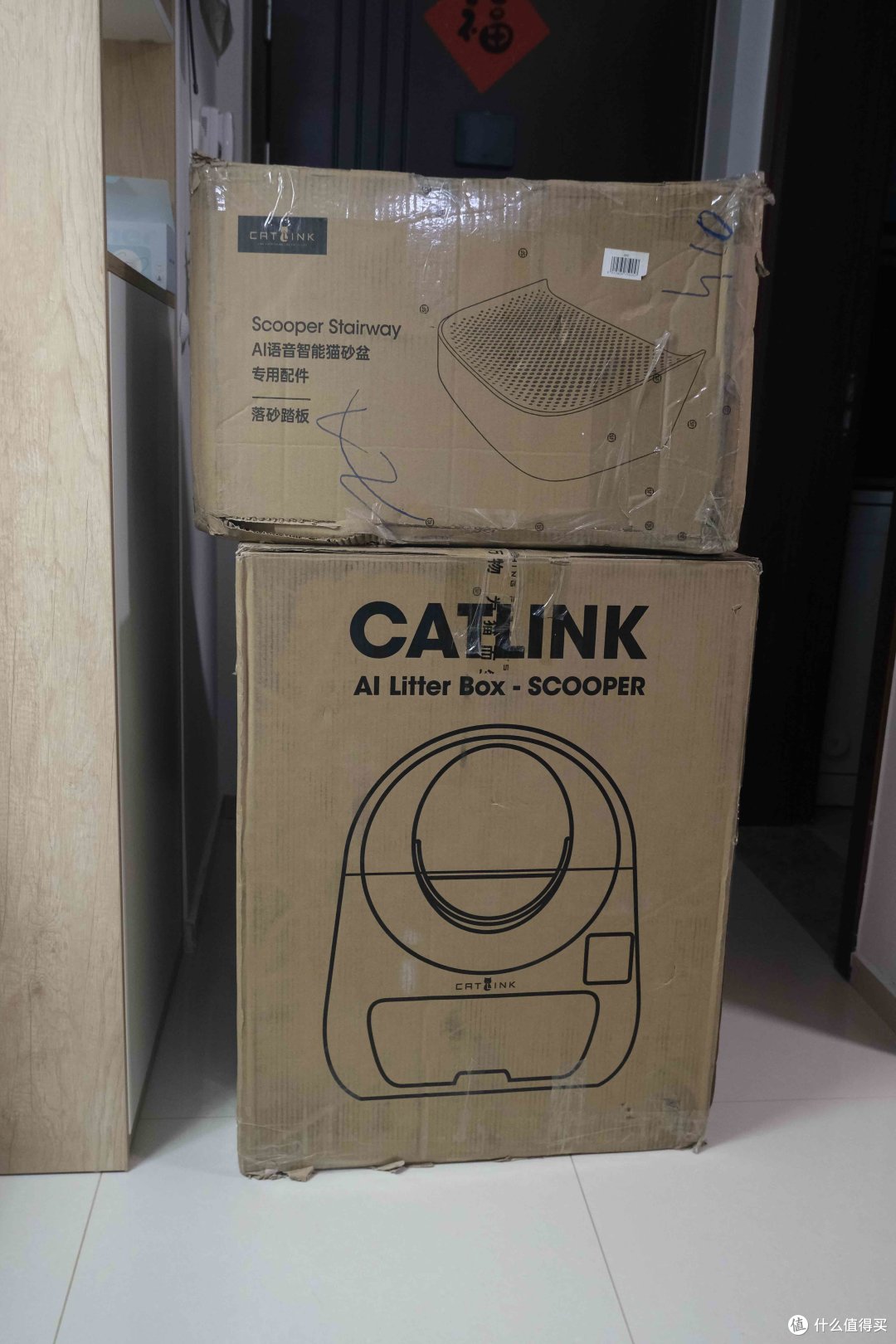 产品共2大箱,含外包装的尺寸出乎我的意料,猫砂盆的纸箱高约80cm,叠加