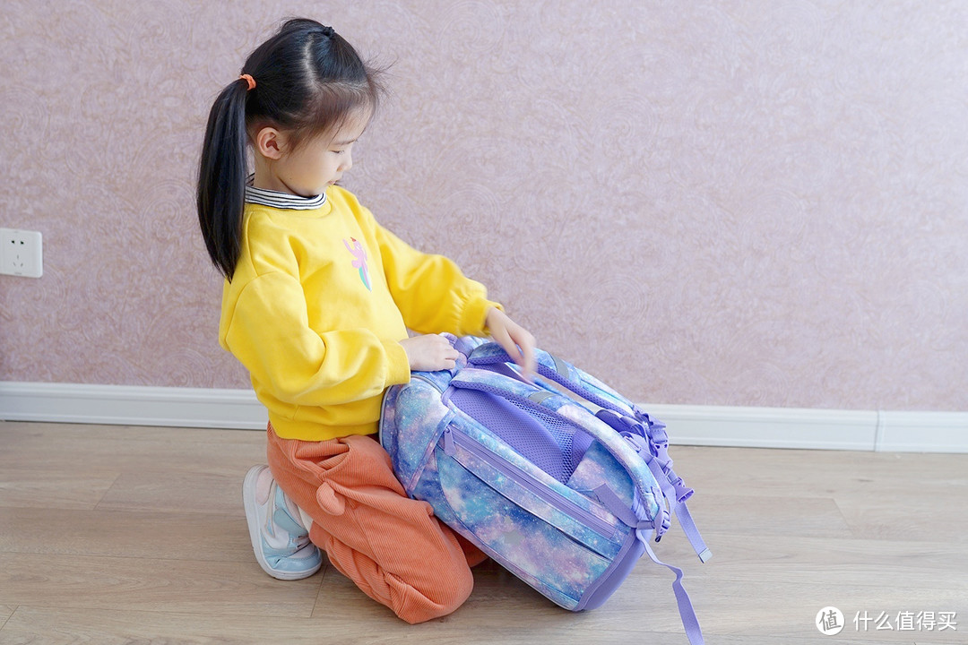 萌娃开学季 | 小学生一周穿搭好物合集，又大又轻的GMT儿童护脊书包是娃的最爱