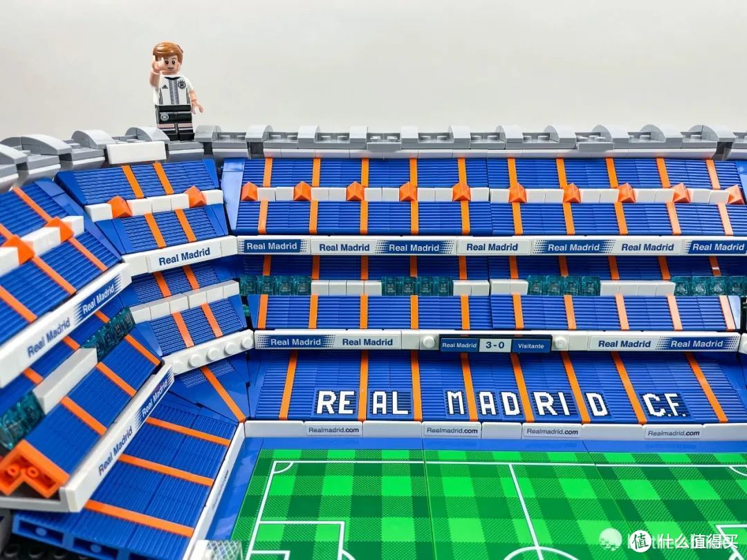 乐高10299皇家马德里足球场圣地亚哥伯纳乌球场开箱评测