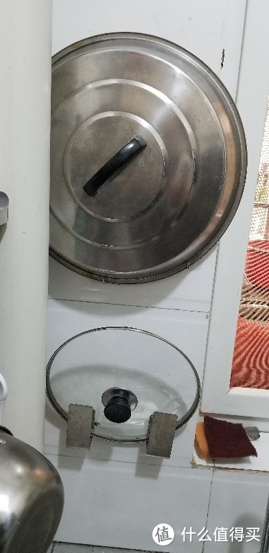 上面的那个是直接用两个粘钩替代的（上面的锅盖轻，下面的是买的专门用的锅盖架。