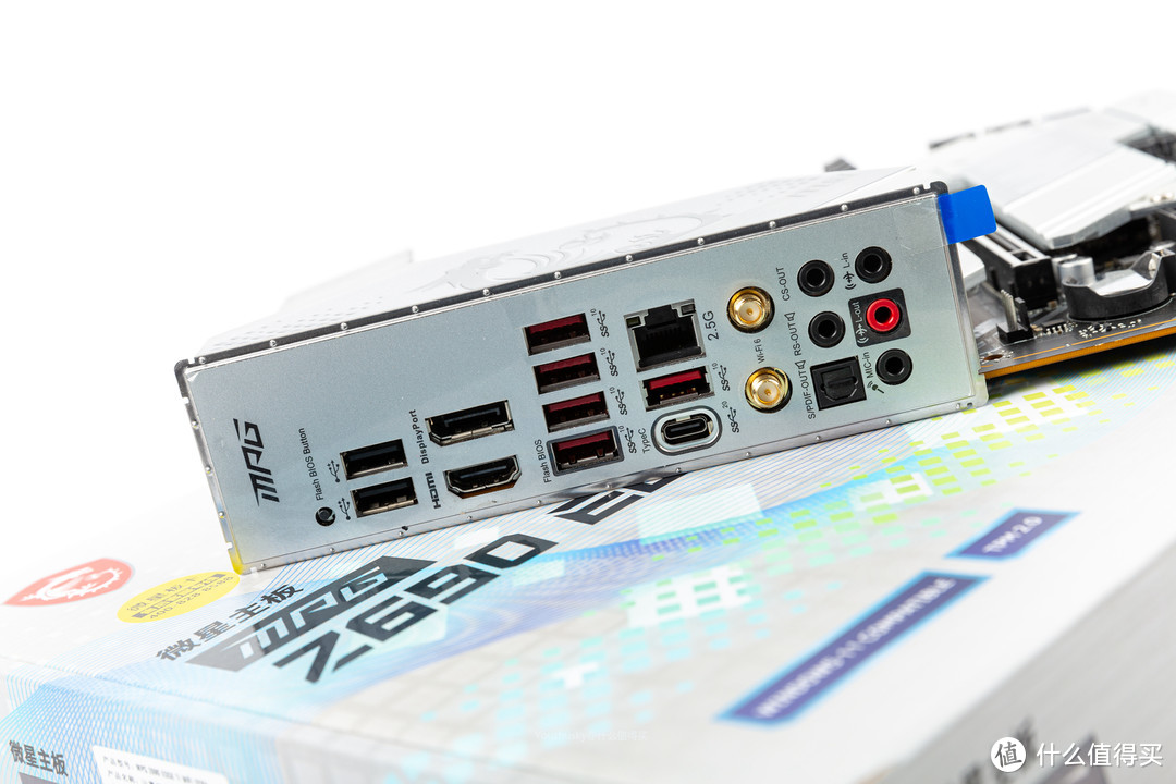 白色背板IO主要配置以下接口：两个USB2.0，五个USB3.0，一个type-C，BIOS擦写按钮和集显接口都是中端标配，2.5G LAN及WIFI6一应俱全