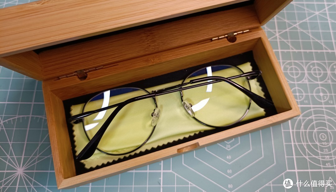 又配了副新眼镜，这款竹制眼镜盒很有个性