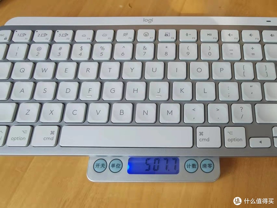 508g，这个键盘因为内置锂电池已经一斤了