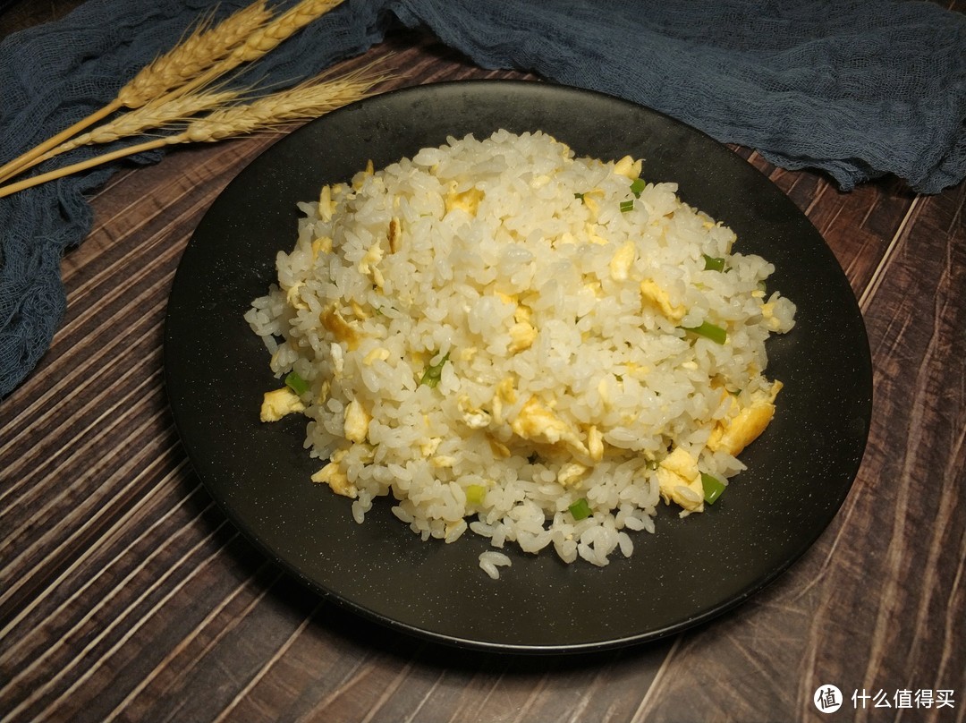 蛋炒饭怎样才能做到粒粒分明、且不粘锅，关键就在米饭的处理方法