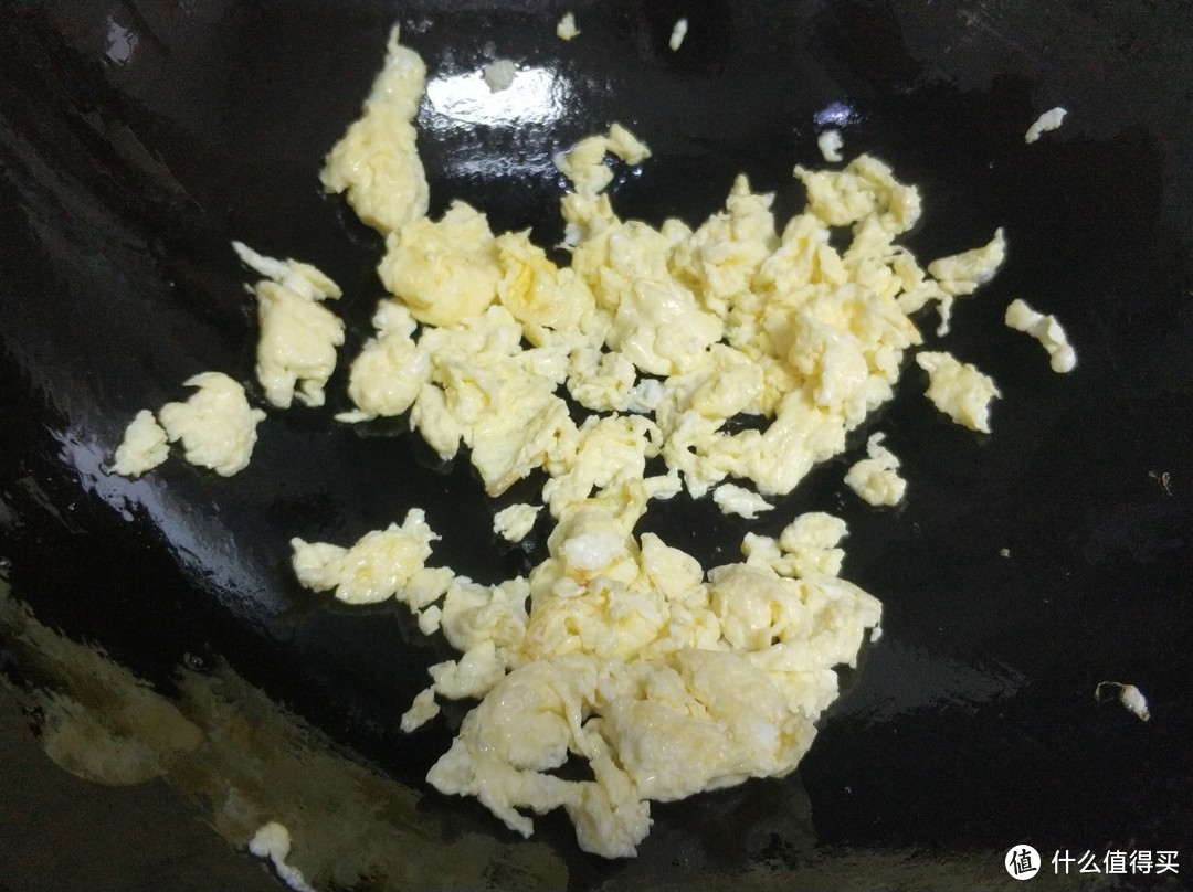 蛋炒饭怎样才能做到粒粒分明、且不粘锅，关键就在米饭的处理方法