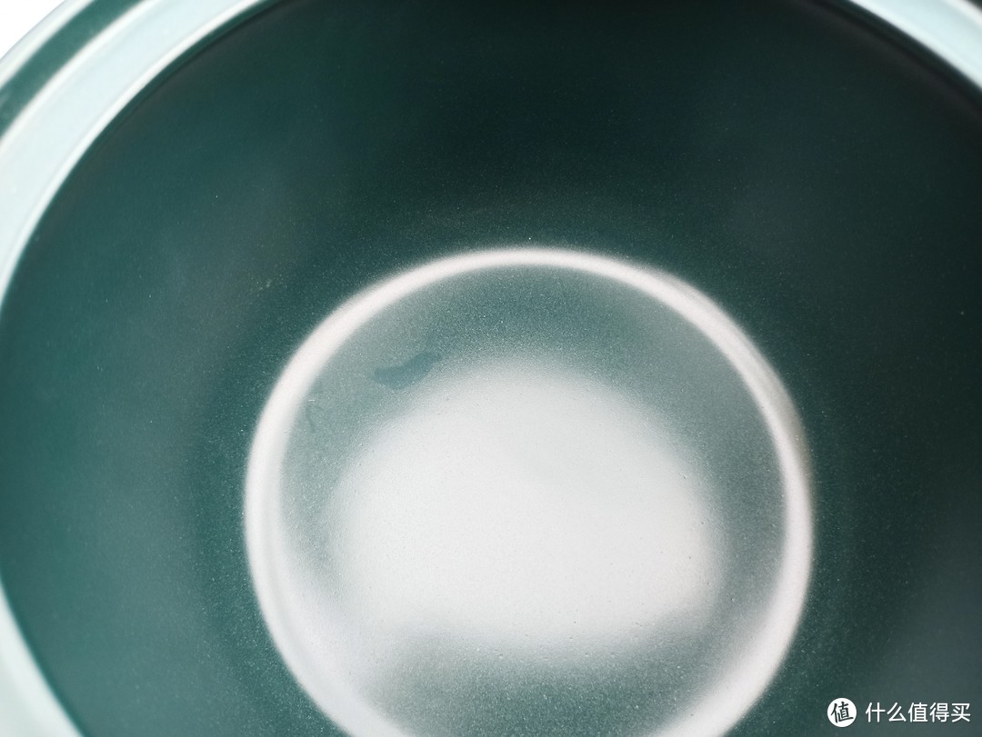 锅的底部收底呈圆弧形，到时候做卫生的时候也好擦拭。