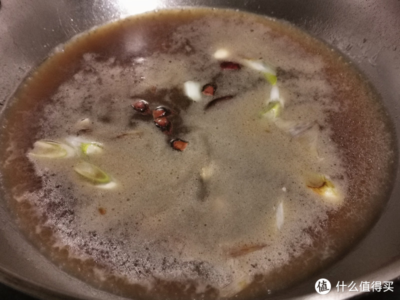 倒入黄豆酱快速翻炒均匀，加入两碗水，在水中倒入生抽和盐调味，放上八角煮开；