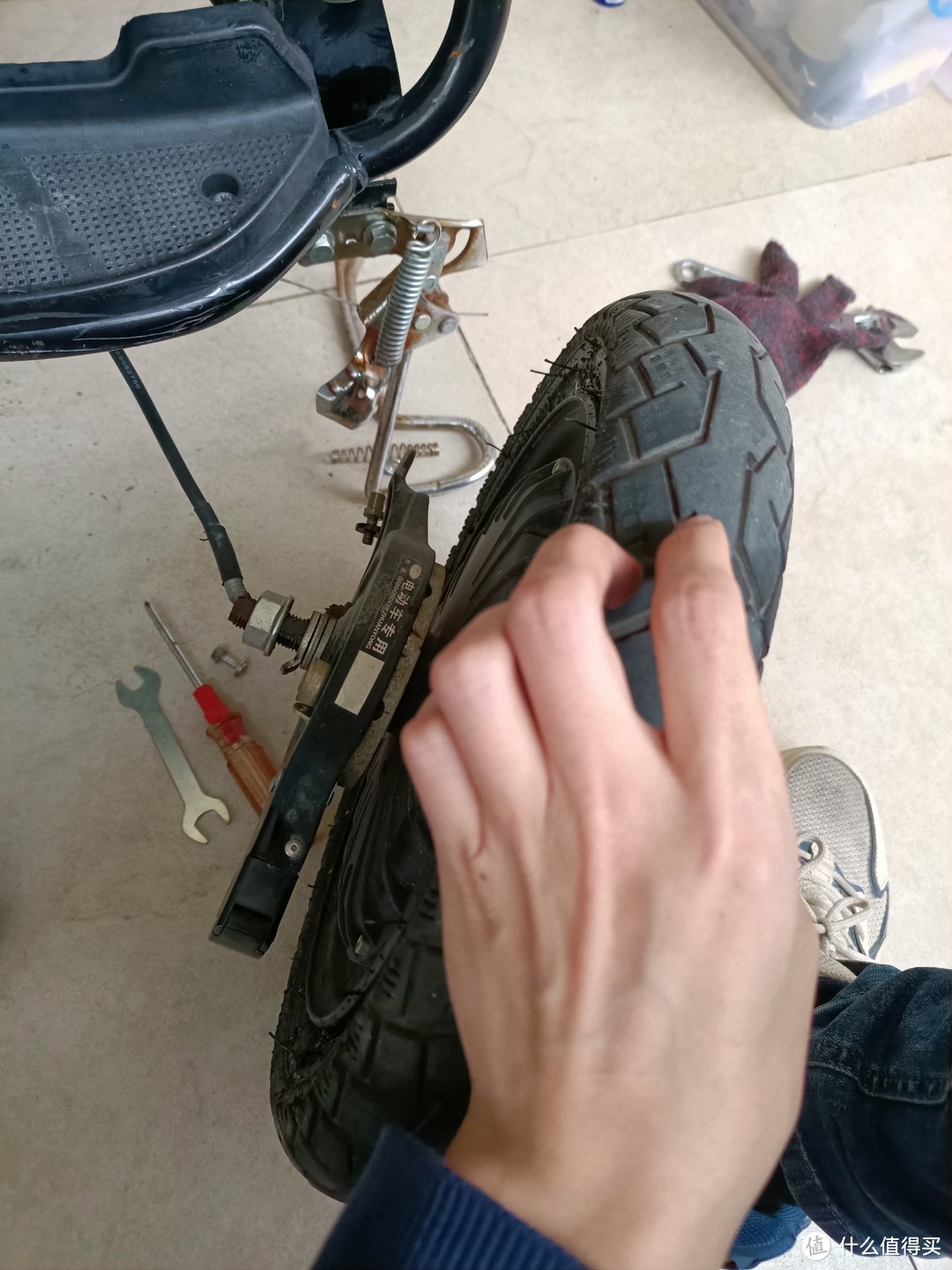 篇四:自己动手换电动车轮胎,电动车轮胎千万别加自补液,不然以后帜苘