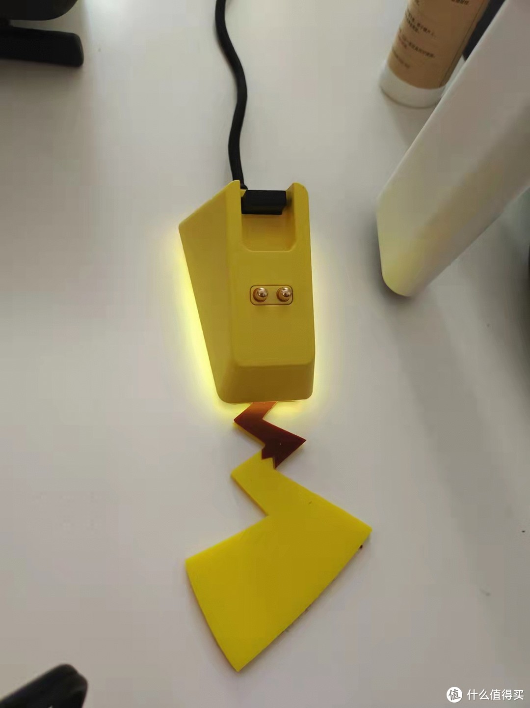 底座和鼠标的精灵球标志可以发光，支持RGB，充电有磁吸，放上不怕掉下去