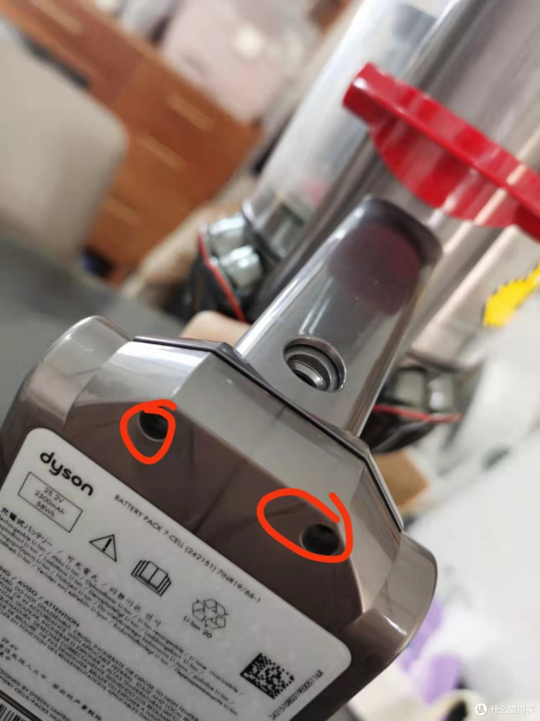 这一步很简单，三个红圈三个螺丝拧下即可