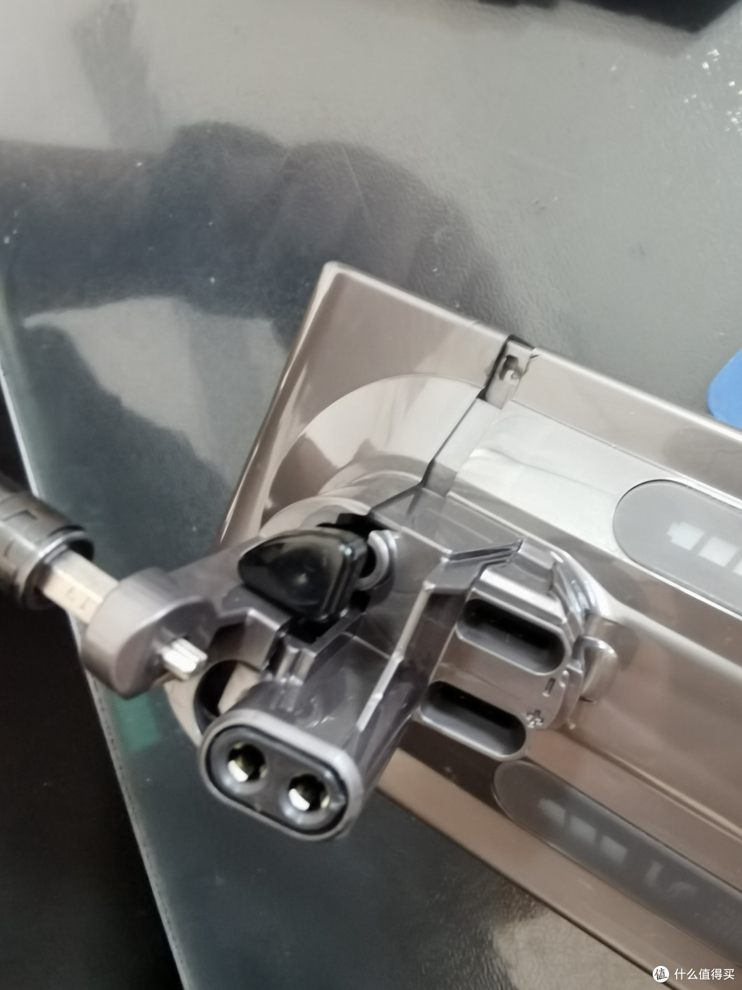 个人总结小技巧，最上面的卡扣，可以用起子伸到孔里，然后去拔，很容易下来