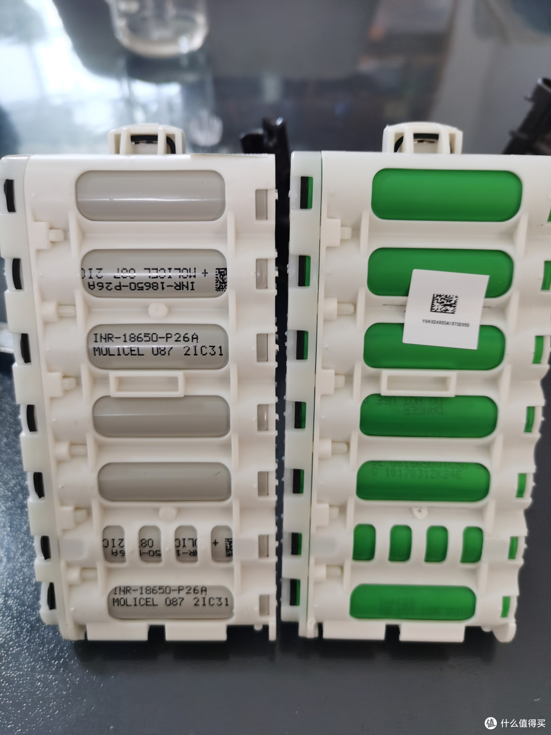 背面看，原坏的为molicel电芯，据说台湾产，右边说是索尼的，角度问题，我也没看到标。
