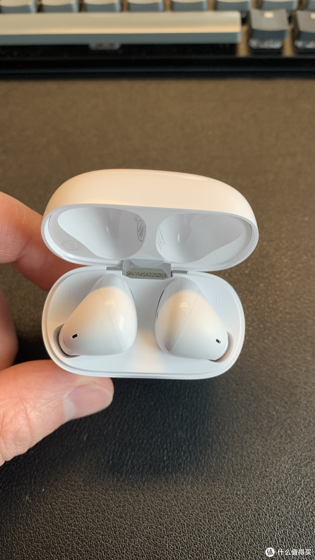 其实看还有和airpods 3代的耳机口有点像的。也是磁吸充电，放在口头松手会有啪啪啪的声音，错了是一声。