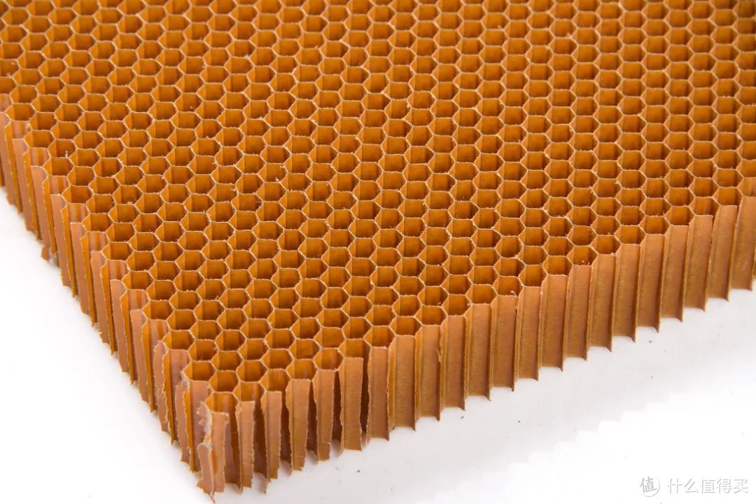 蜂窝纸用的最多,材料便宜重量轻,隔音效果挺好,价格约等于白送,稍微好