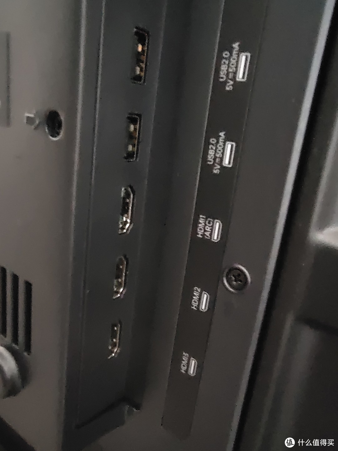 侧面的3个HDMI和2个USB