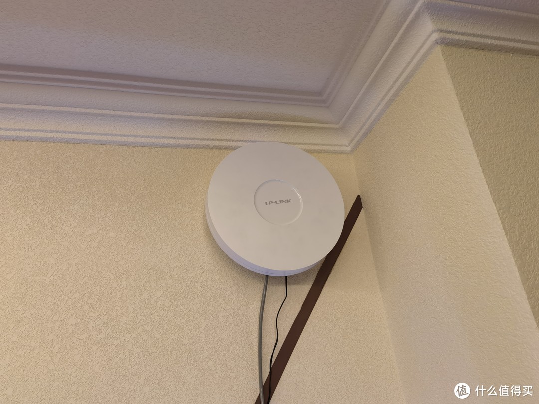 客厅和主卧那堵墙真不错，客厅到主卧WIFI的5G信号满格变1个，2.4G信号满格变2-3格，速度下架明显，而且经常断。