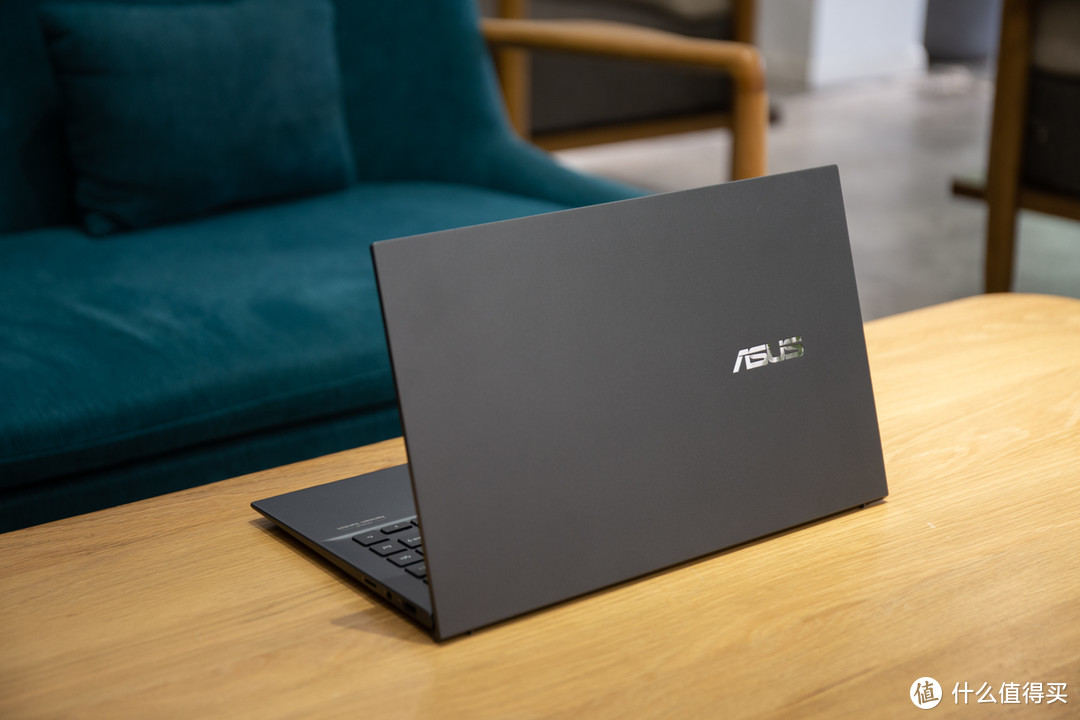 灵耀x凌锋轻至950克的羽感合金本重新定义移动办公新体验