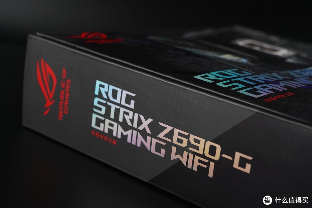 ROG STRIX Z690-G GAMING WIFI主板也是ROG STRIX家族的旗舰型主板，配备一个PCIe5.0x16插槽和一个板载 PCIe5.0 M.2插槽，让发烧友有机会在PCIe5.0显卡和SSD上市之初享受到较快的速度体验。