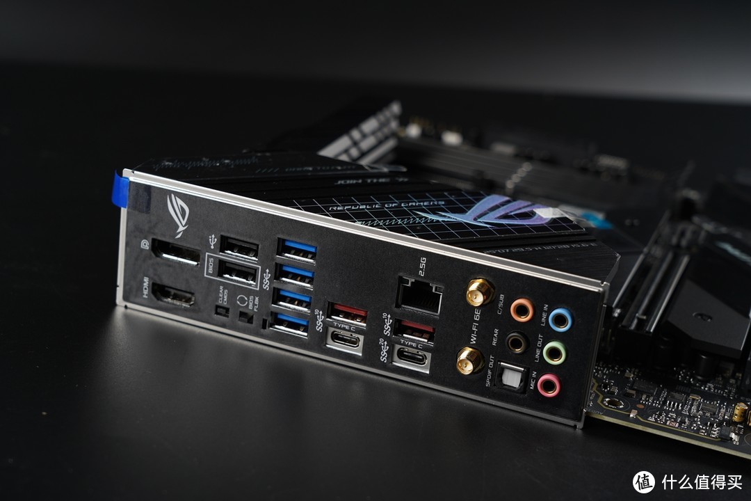 一体式I/O挡板设计已经成为主流，视频输出接口有HDMI与DisPlayPort各一个、2个USB 2.0，4个USB 3.2 Gen 1，2个USB 3.2 Gen 2 Type-A，2个USB 3.2 Gen 2*2 Type-C，1个SPDIF输出，WIFI6网卡和7.1数字环绕声接口，CLEAR BIOS（一键清除电脑的CMOS重置BIOS恢复出厂设置）以及BIOS FLBK，支持在不安装CPU、内存、显卡的情况下刷新BIOS。